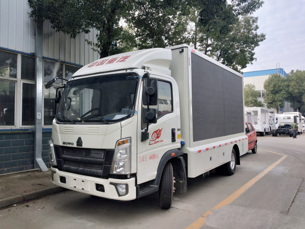 重汽豪沃廣告車
