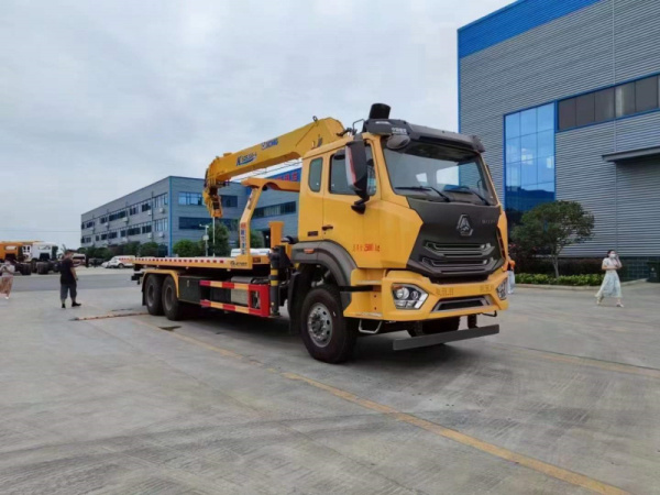 重汽豪瀚后雙橋一拖二帶吊清障車